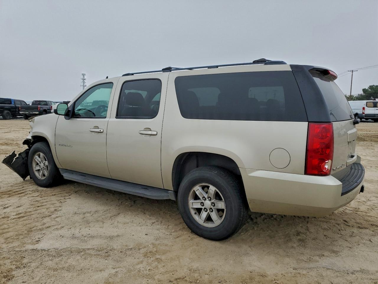 2013 GMC YUKON XL C1500 SLE photo 2