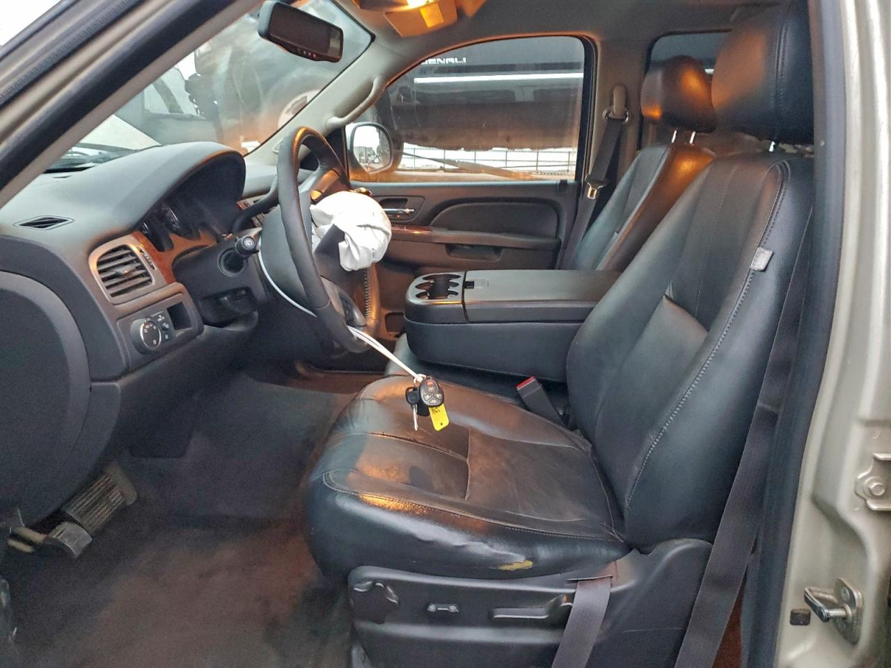 2013 GMC YUKON XL C1500 SLE photo 7