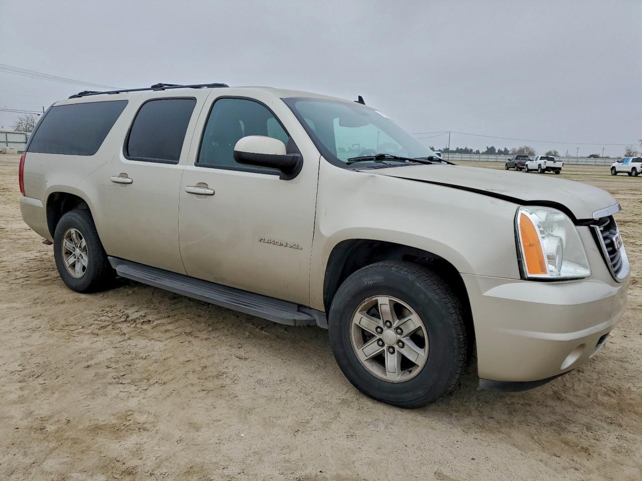 2013 GMC YUKON XL C1500 SLE photo 4