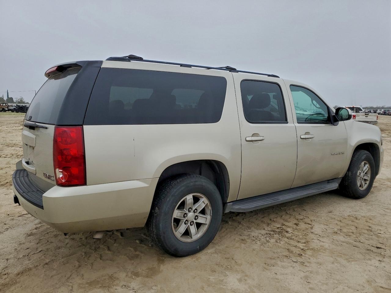 2013 GMC YUKON XL C1500 SLE photo 3