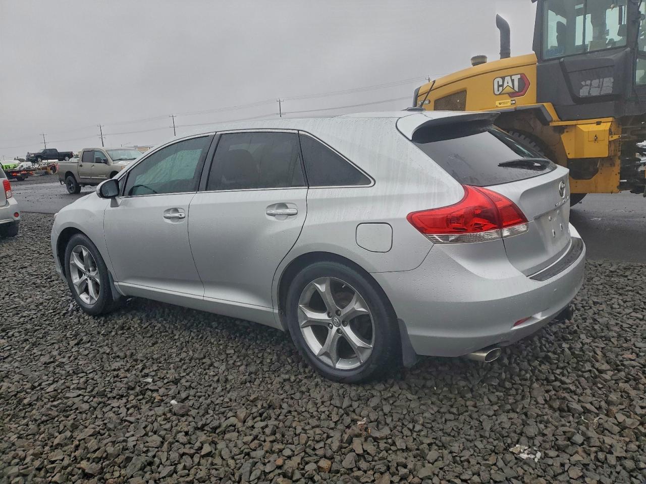 2010 TOYOTA VENZA photo 2