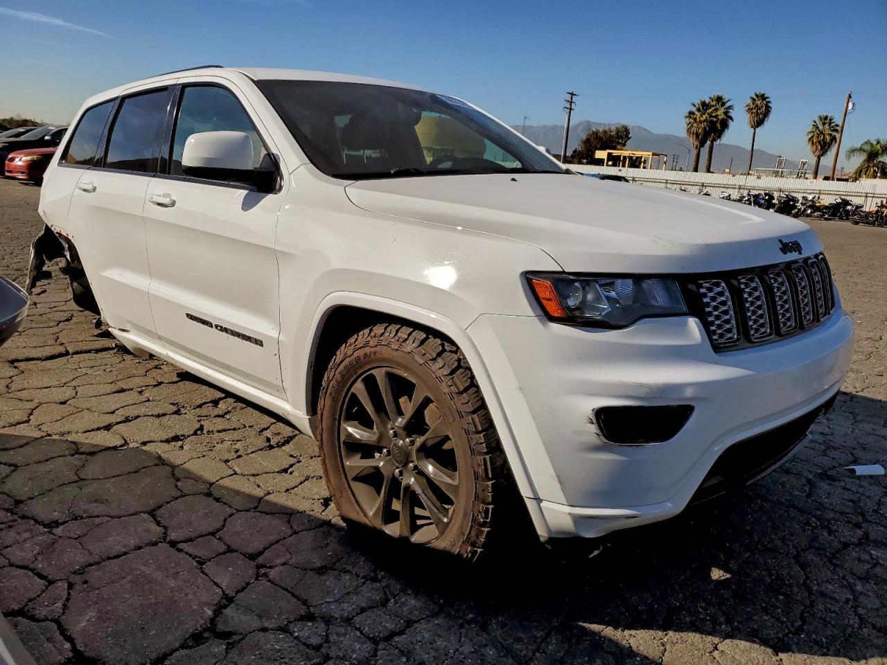 2020 JEEP GRAND CHEROKEE LAREDO photo 4