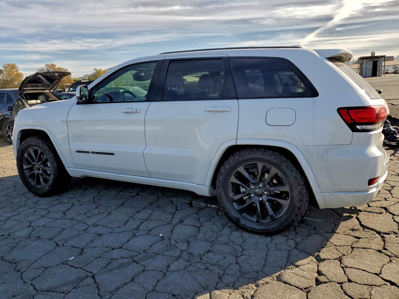 2020 JEEP GRAND CHEROKEE LAREDO photo 2