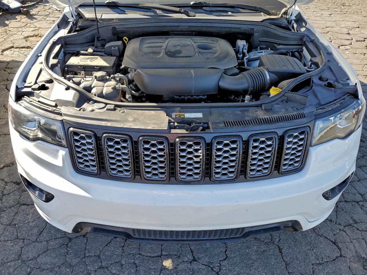 2020 JEEP GRAND CHEROKEE LAREDO photo 12