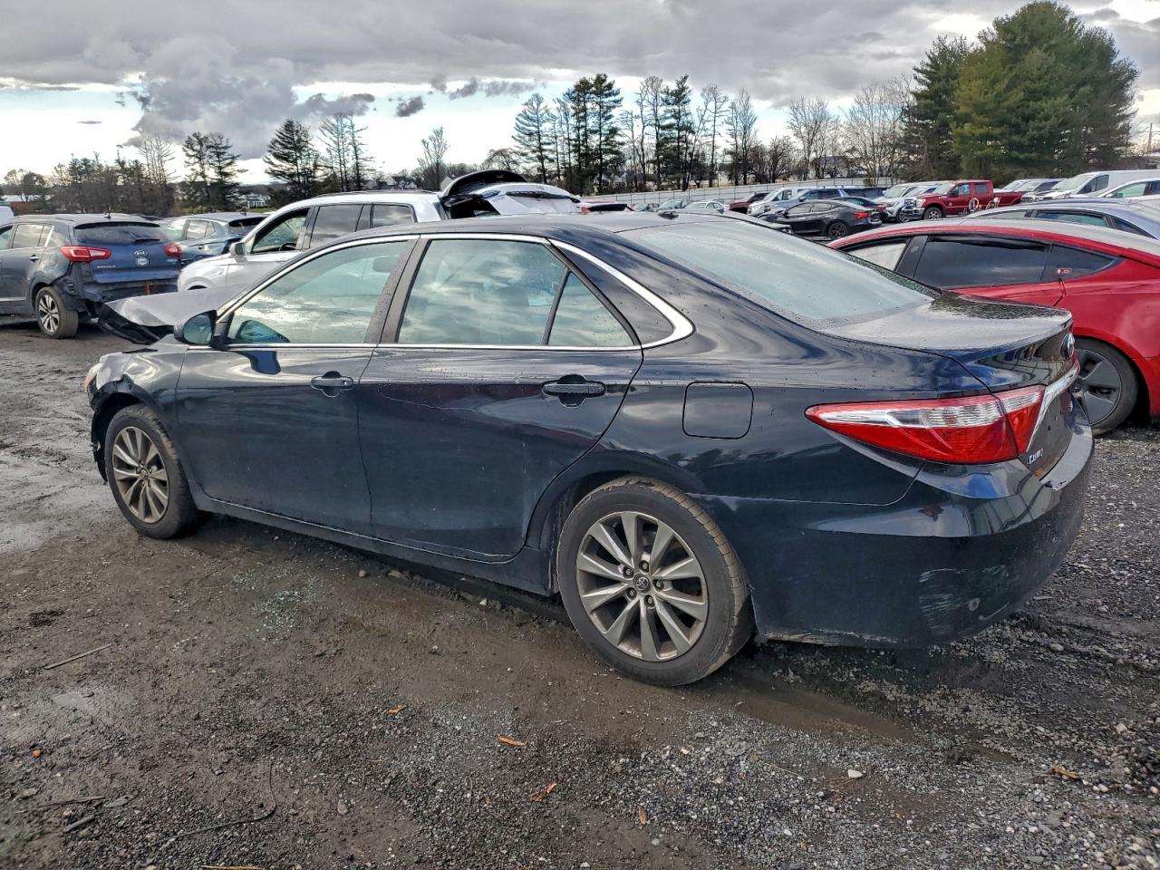 2017 TOYOTA CAMRY LE photo 3