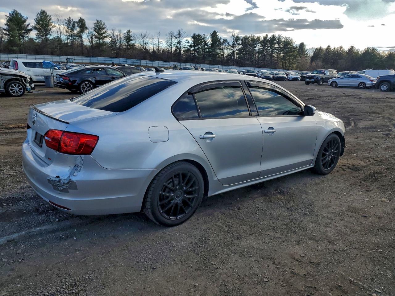 2011 VOLKSWAGEN JETTA SE photo 3