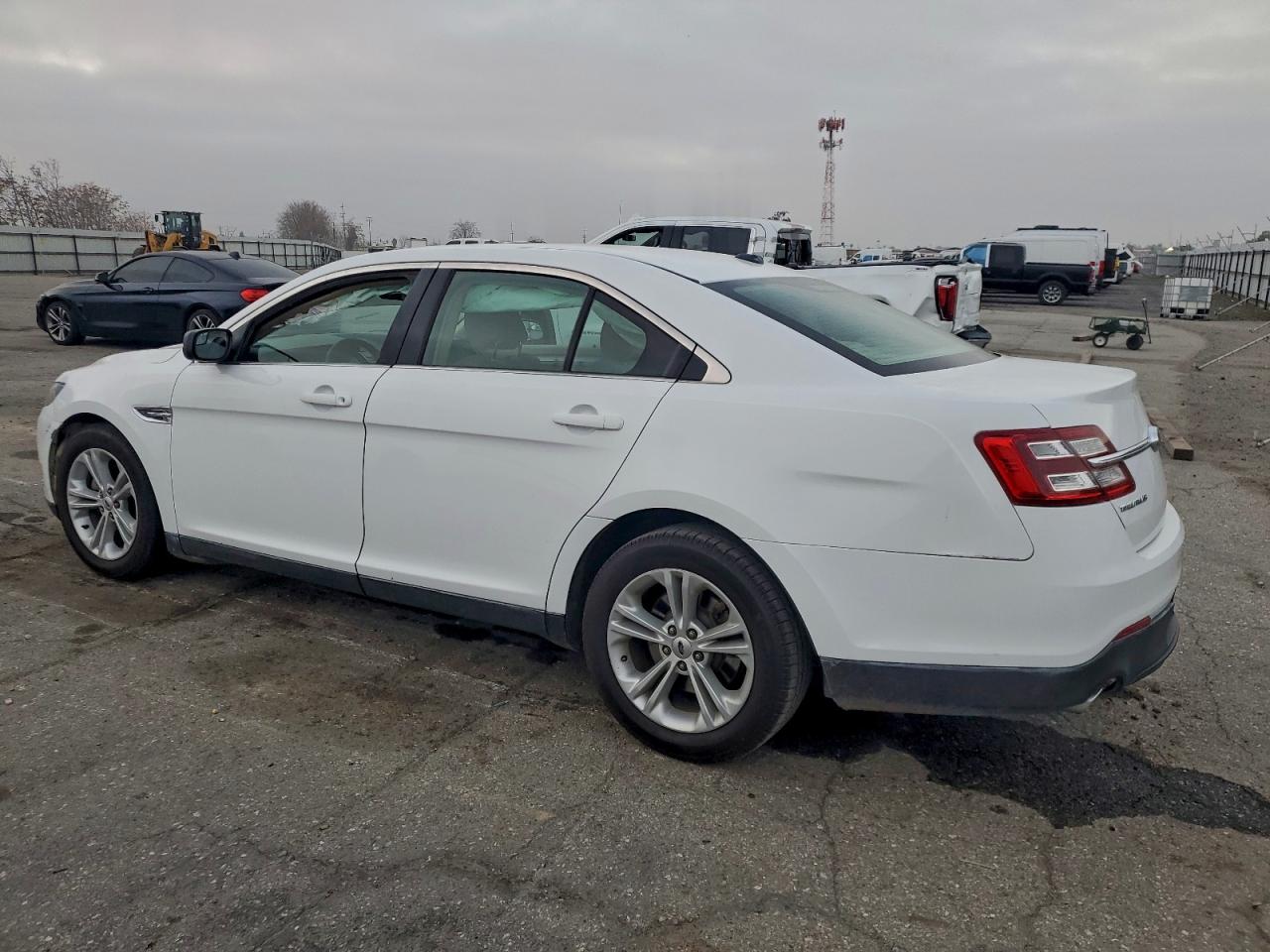 2018 FORD TAURUS SE photo 2