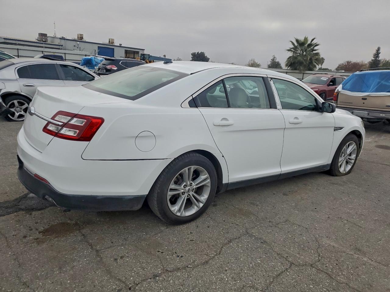 2018 FORD TAURUS SE photo 3