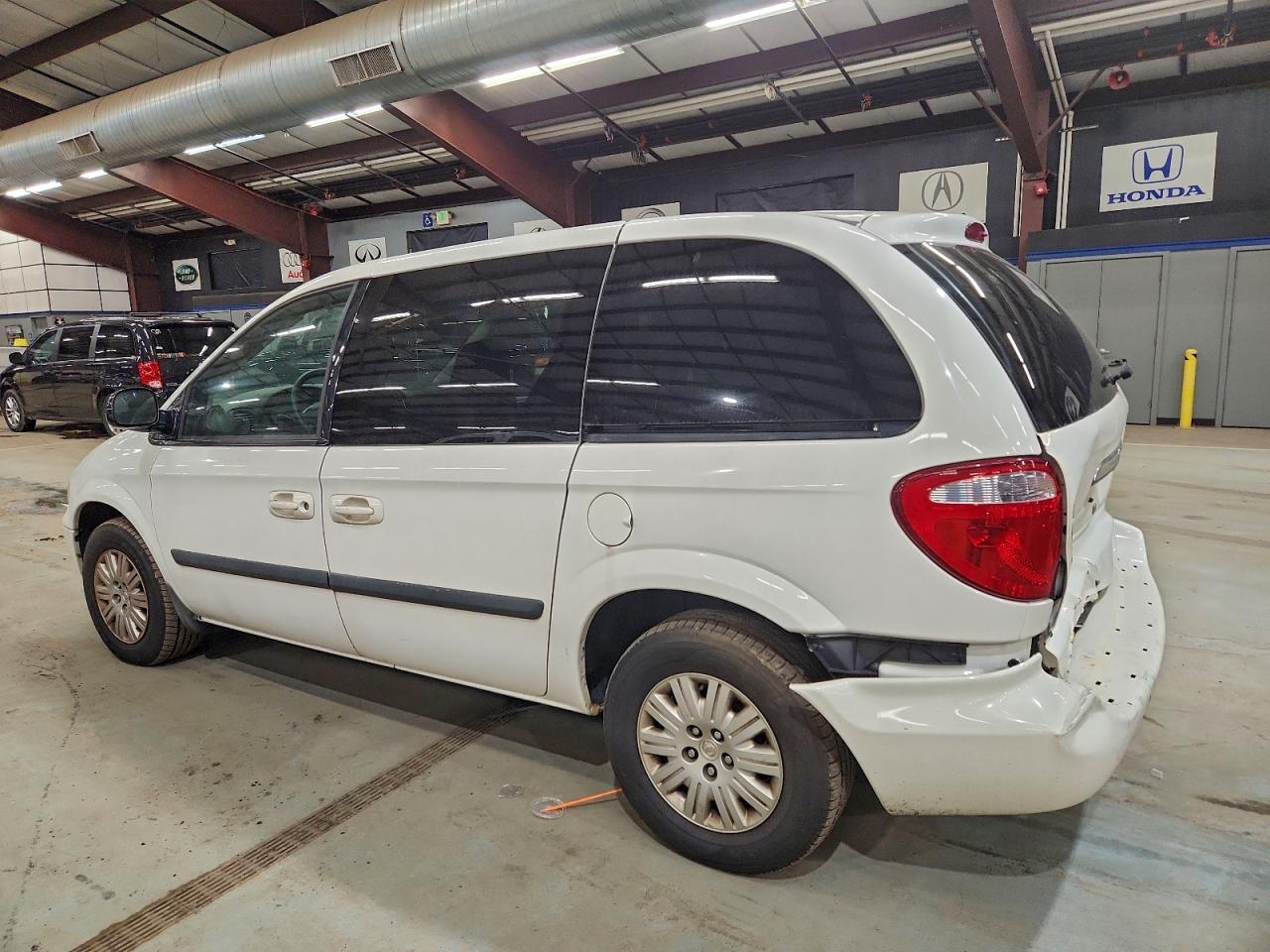 2005 CHRYSLER TOWN & COUNTRY photo 3
