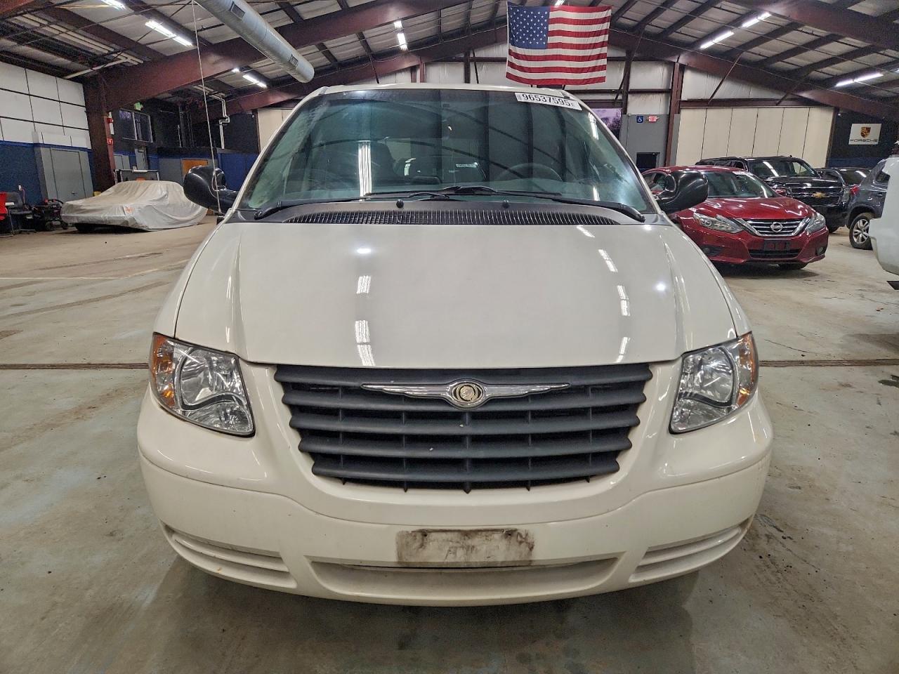 2005 CHRYSLER TOWN & COUNTRY photo 9