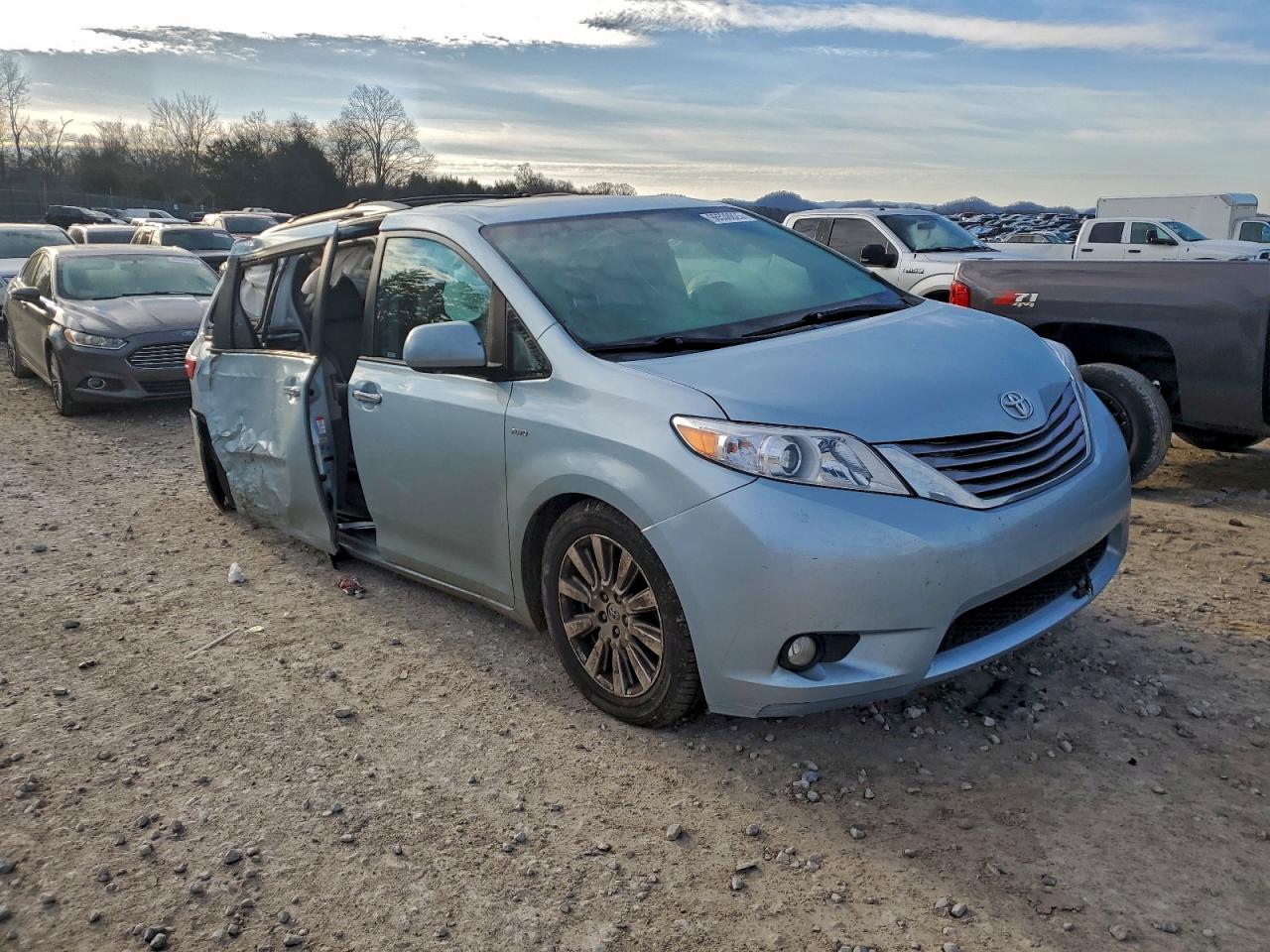 2017 TOYOTA SIENNA XLE photo 4