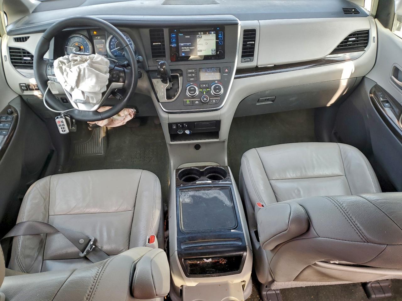 2017 TOYOTA SIENNA XLE photo 8