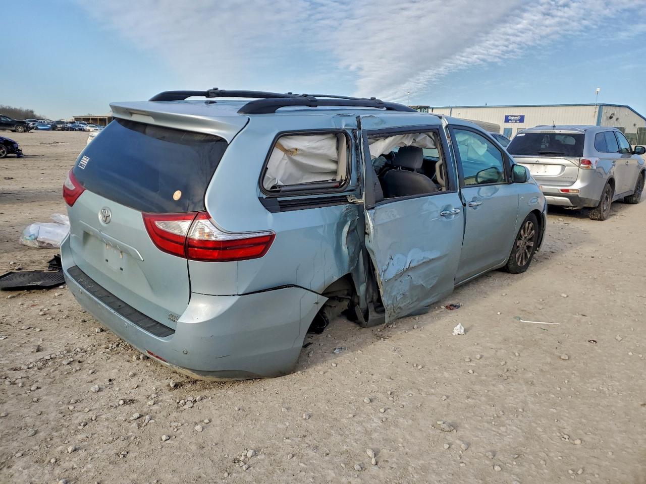 2017 TOYOTA SIENNA XLE photo 3