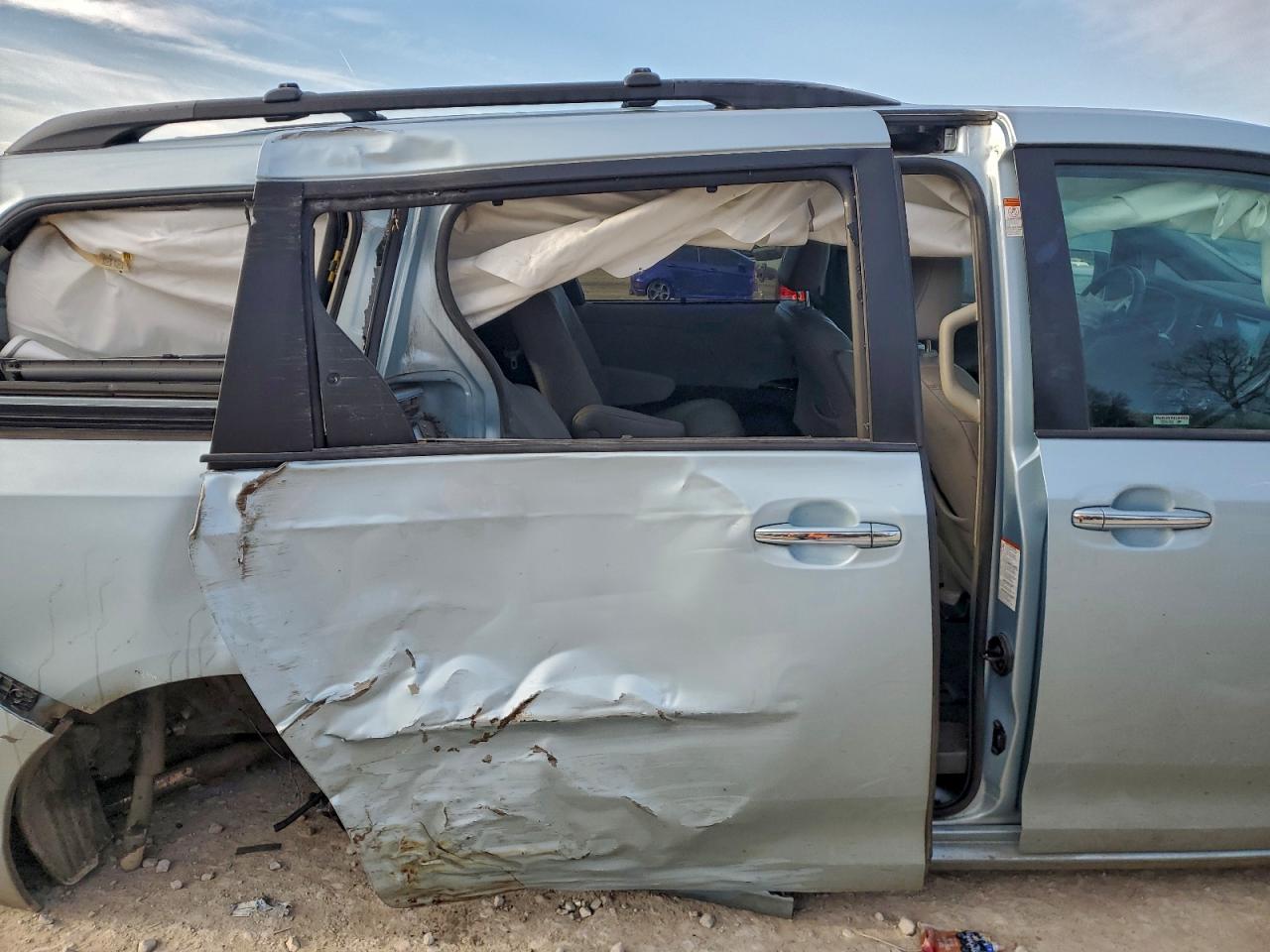 2017 TOYOTA SIENNA XLE photo 11