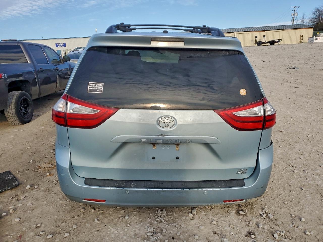 2017 TOYOTA SIENNA XLE photo 6