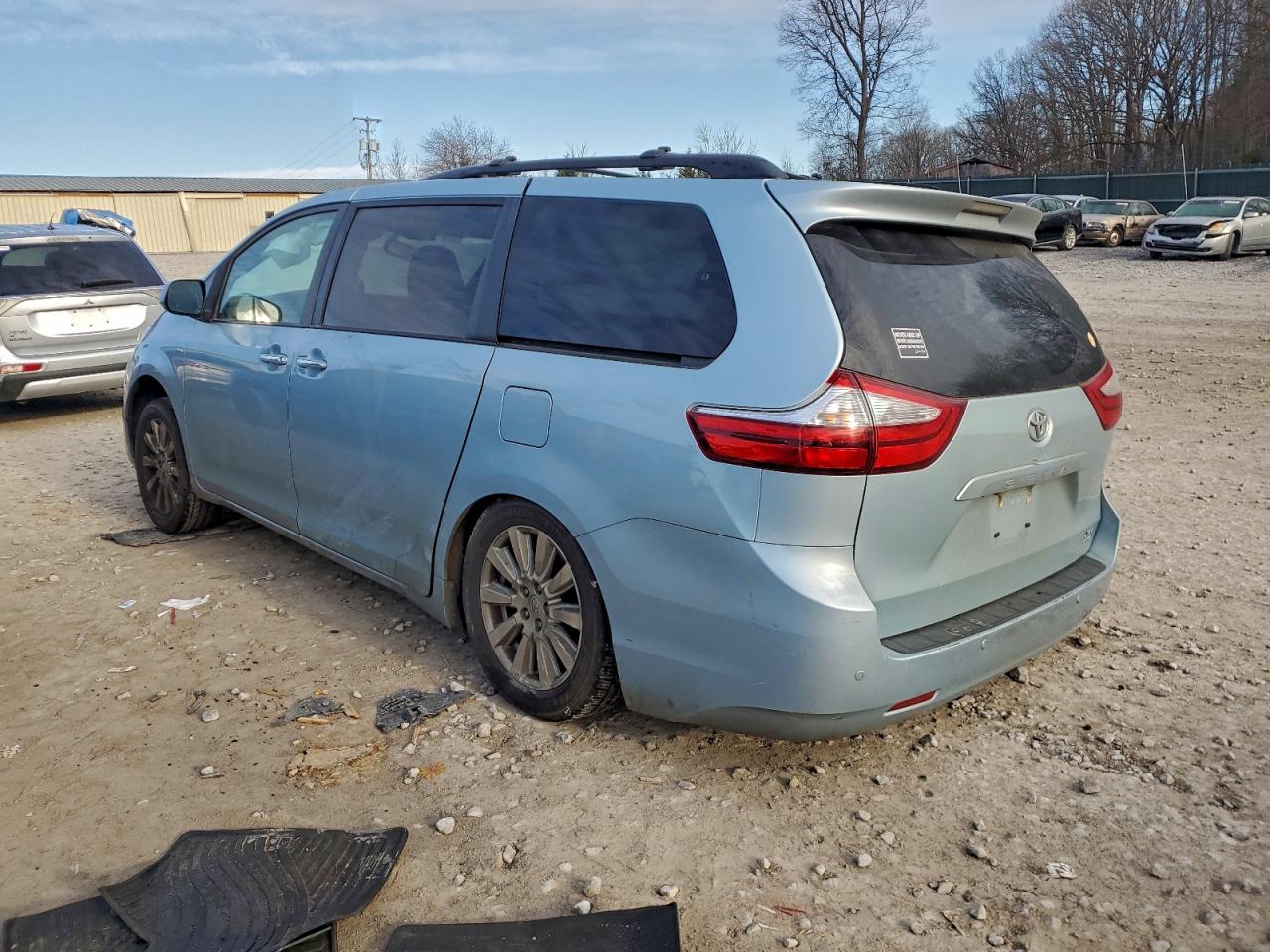 2017 TOYOTA SIENNA XLE photo 2