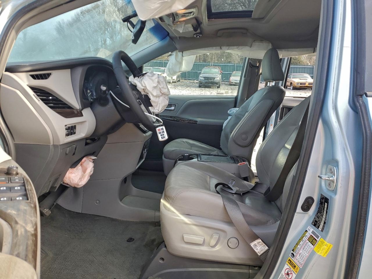 2017 TOYOTA SIENNA XLE photo 7