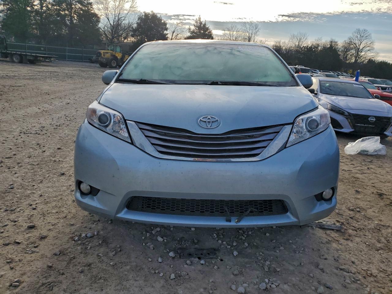 2017 TOYOTA SIENNA XLE photo 5