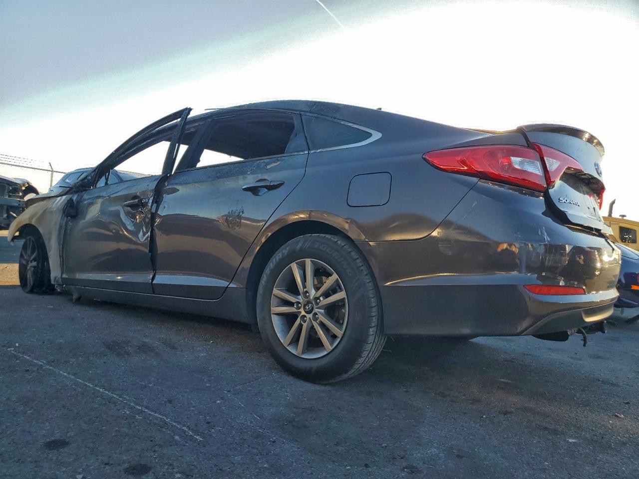 2015 HYUNDAI SONATA SE photo 2