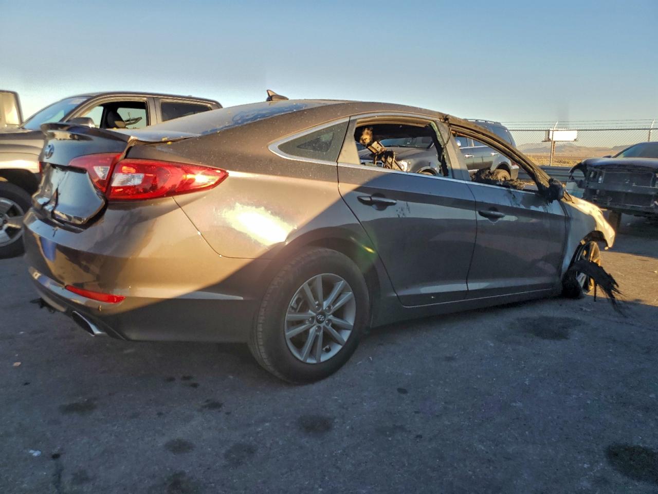 2015 HYUNDAI SONATA SE photo 3