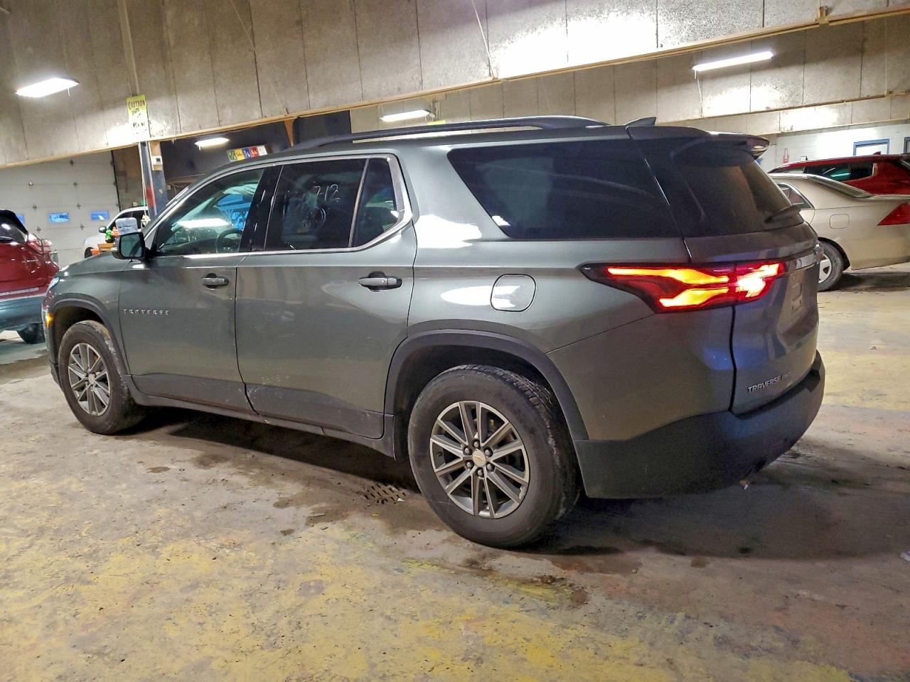 2023 CHEVROLET TRAVERSE LT photo 2
