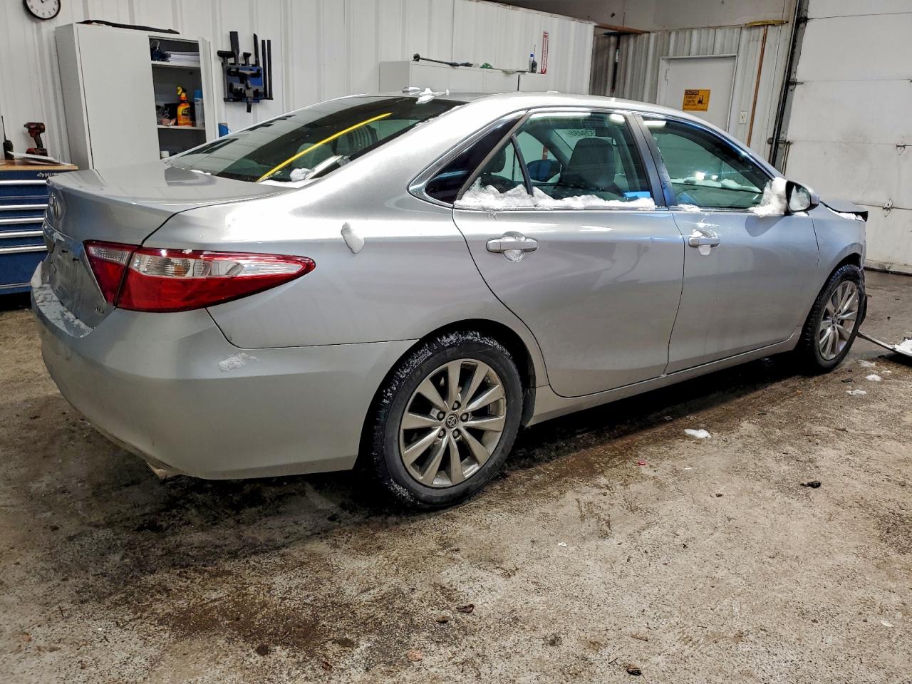 2015 TOYOTA CAMRY LE photo 3