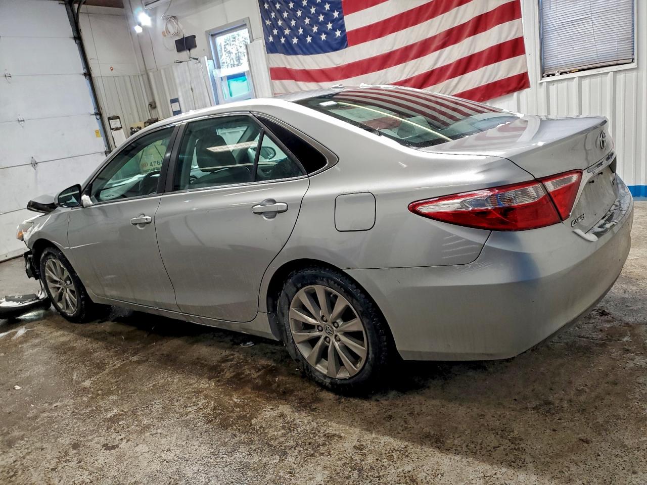 2015 TOYOTA CAMRY LE photo 2