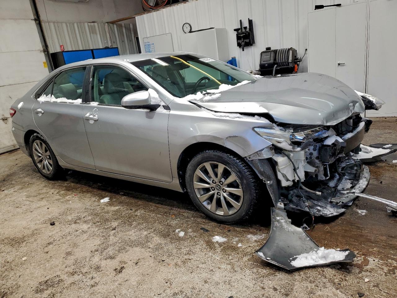 2015 TOYOTA CAMRY LE photo 4