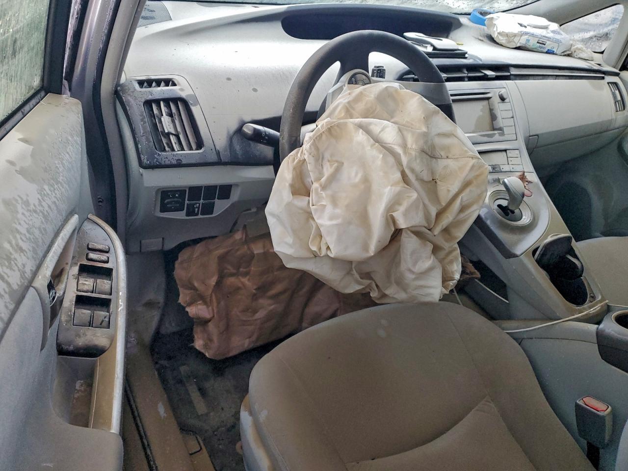 2015 TOYOTA PRIUS photo 8