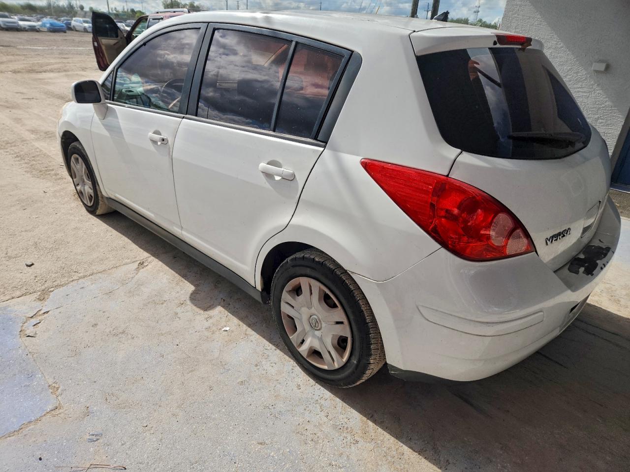 2011 NISSAN VERSA S photo 2