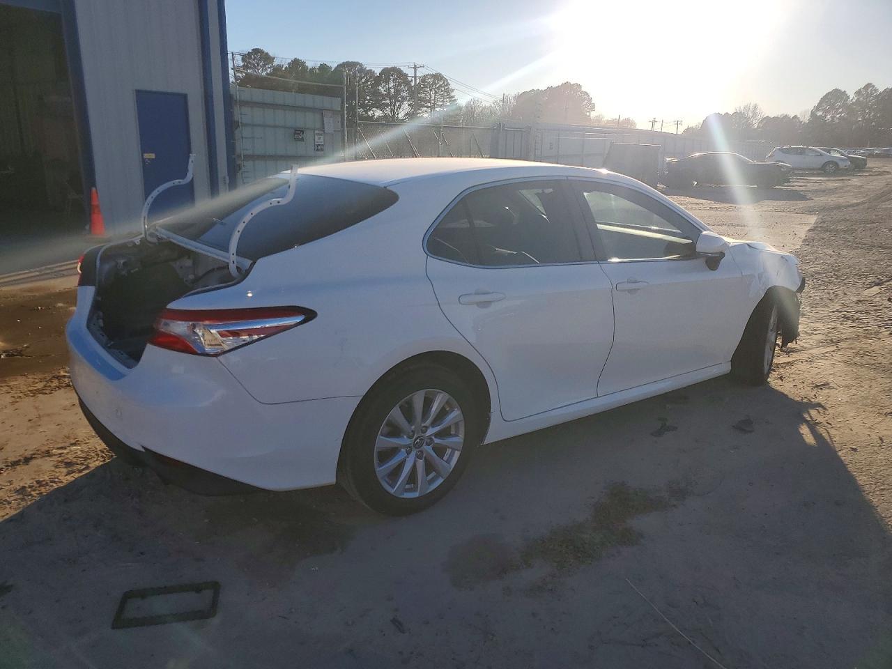 2018 TOYOTA CAMRY L photo 3