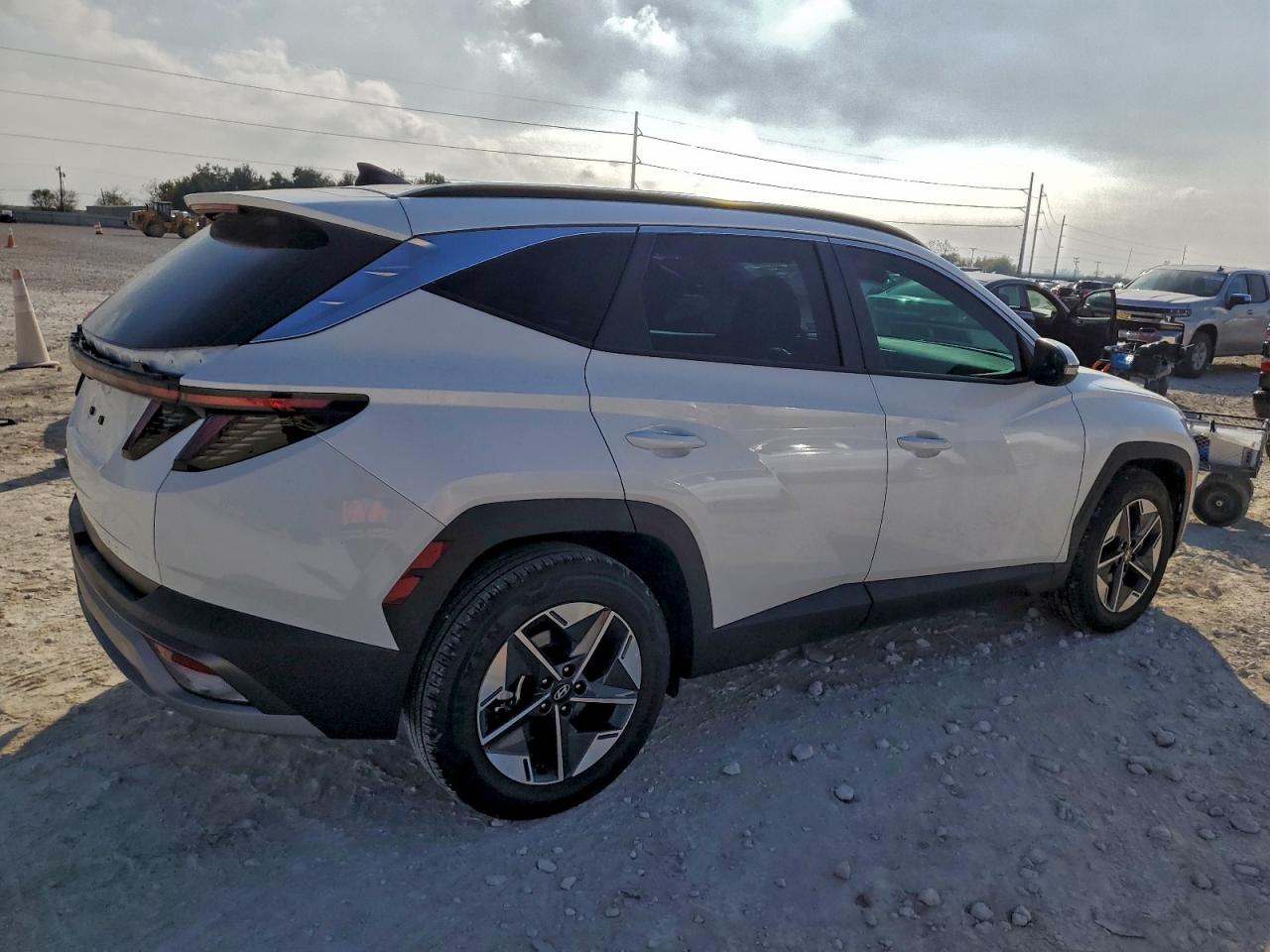 2025 HYUNDAI TUCSON SEL photo 3