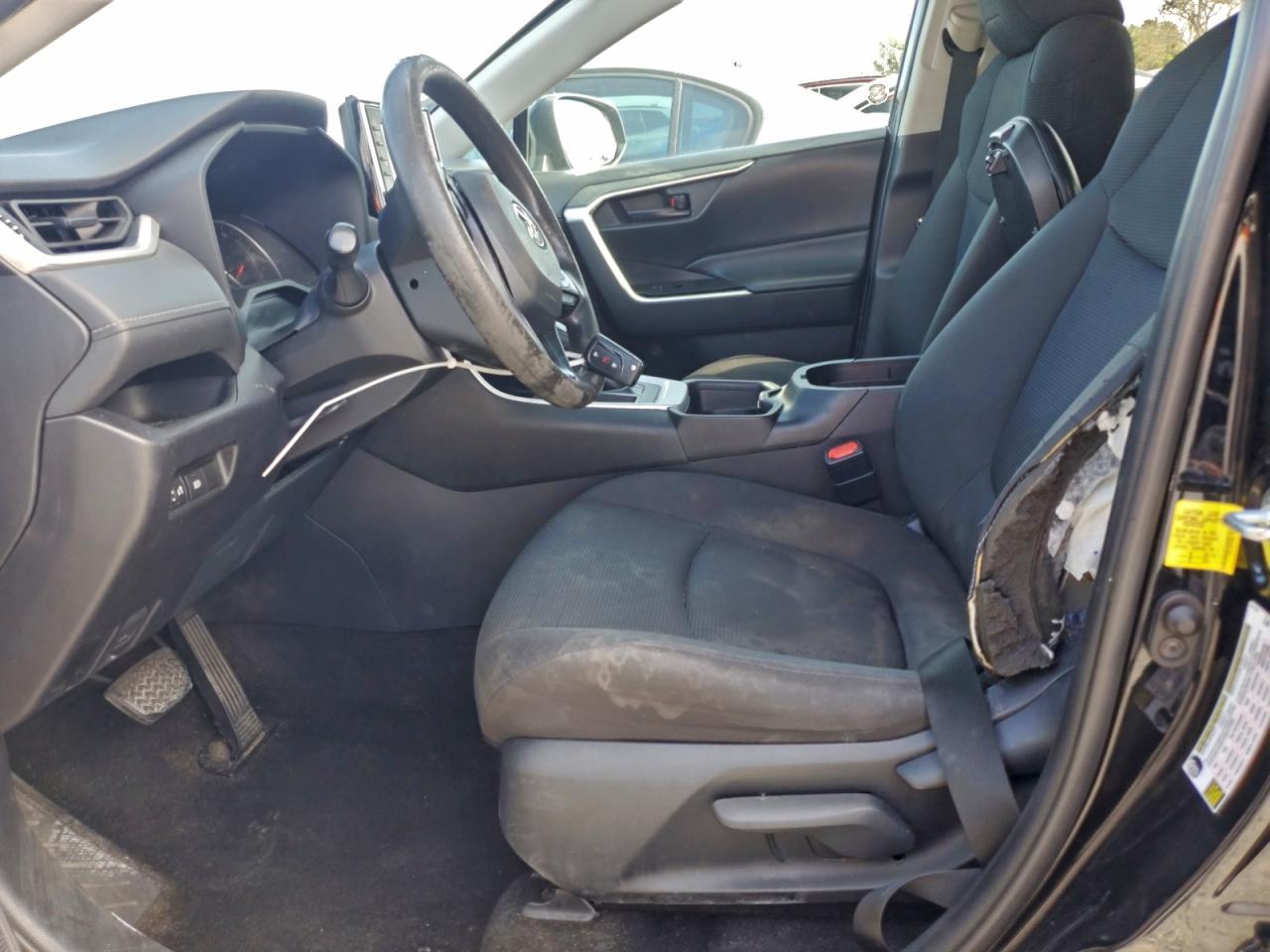 2021 TOYOTA RAV4 LE photo 7