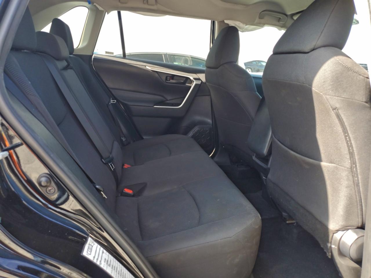2021 TOYOTA RAV4 LE photo 11