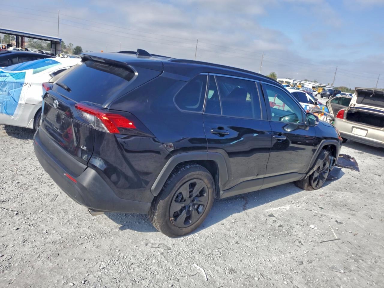 2021 TOYOTA RAV4 LE photo 3