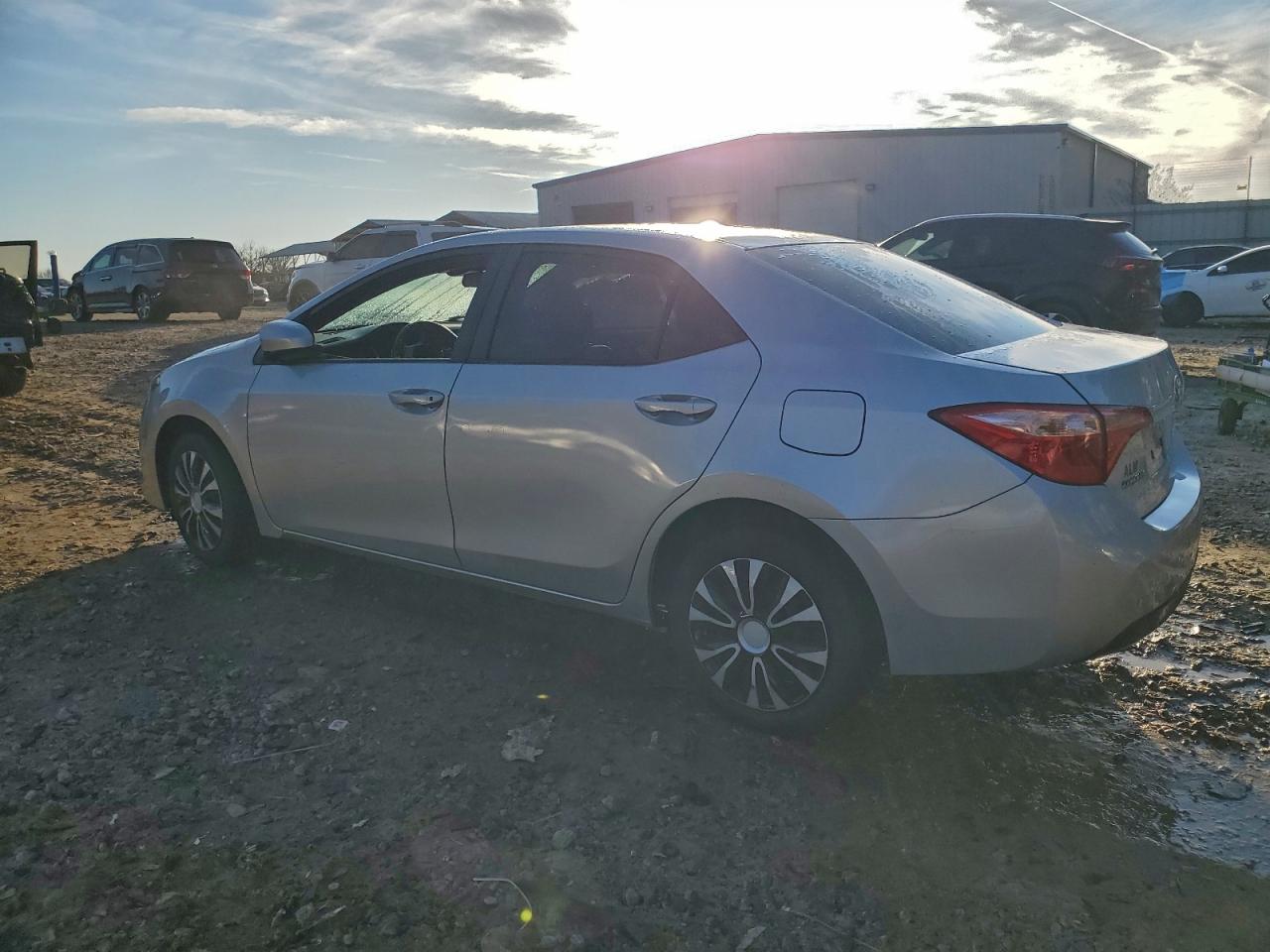 2019 TOYOTA COROLLA LE photo 2