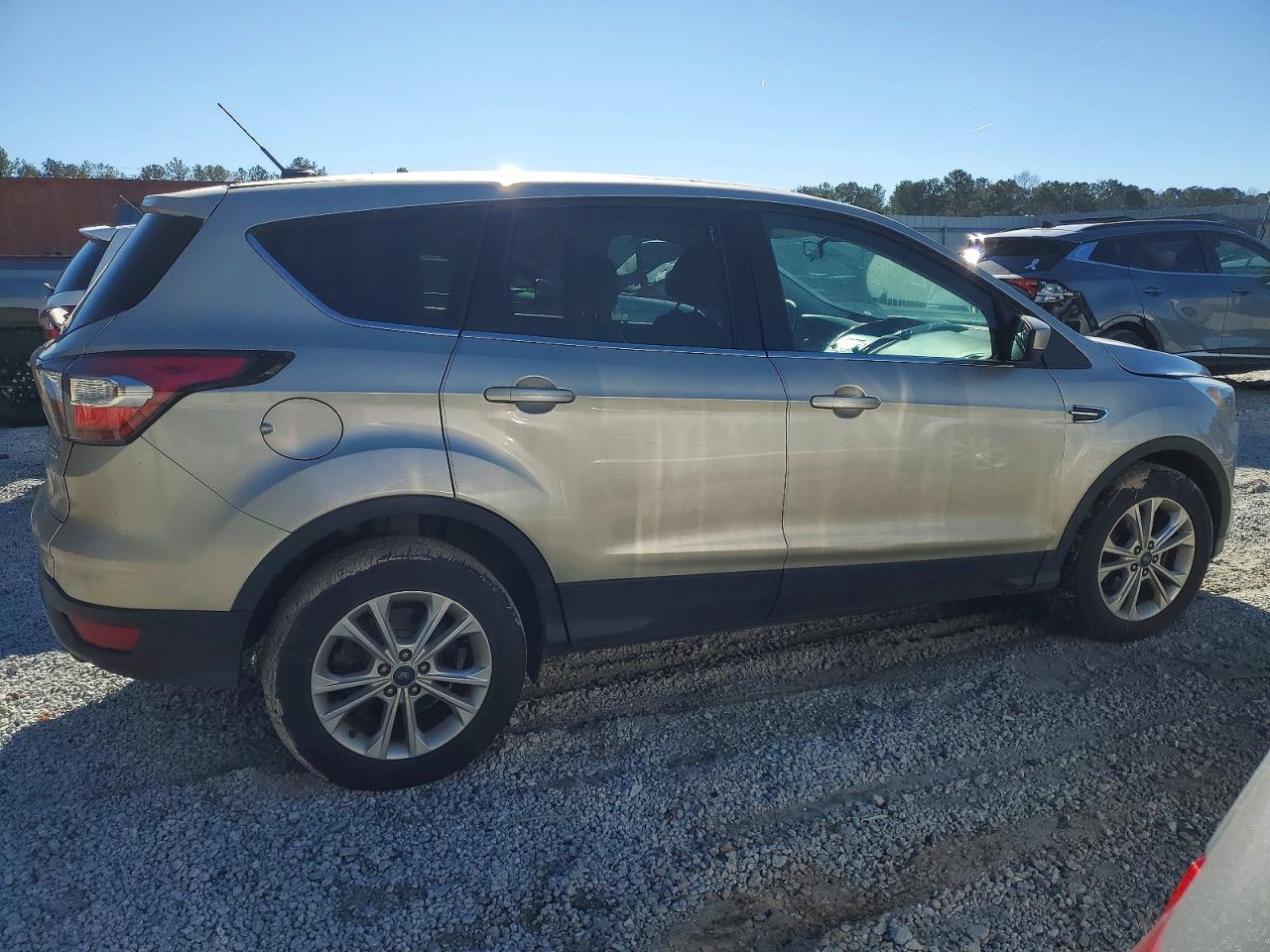2017 FORD ESCAPE SE photo 3