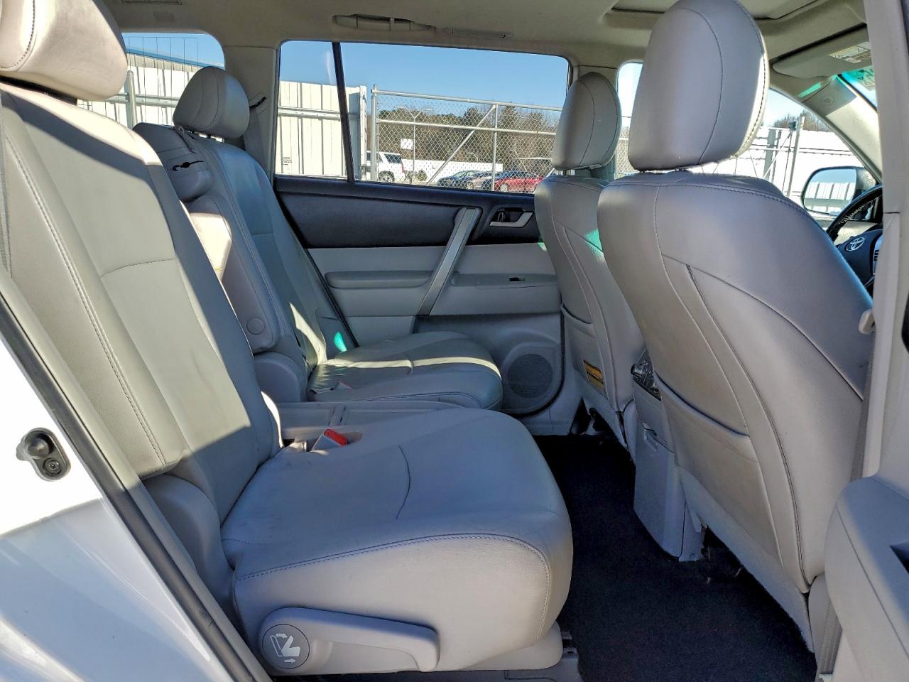 2011 TOYOTA HIGHLANDER BASE photo 11