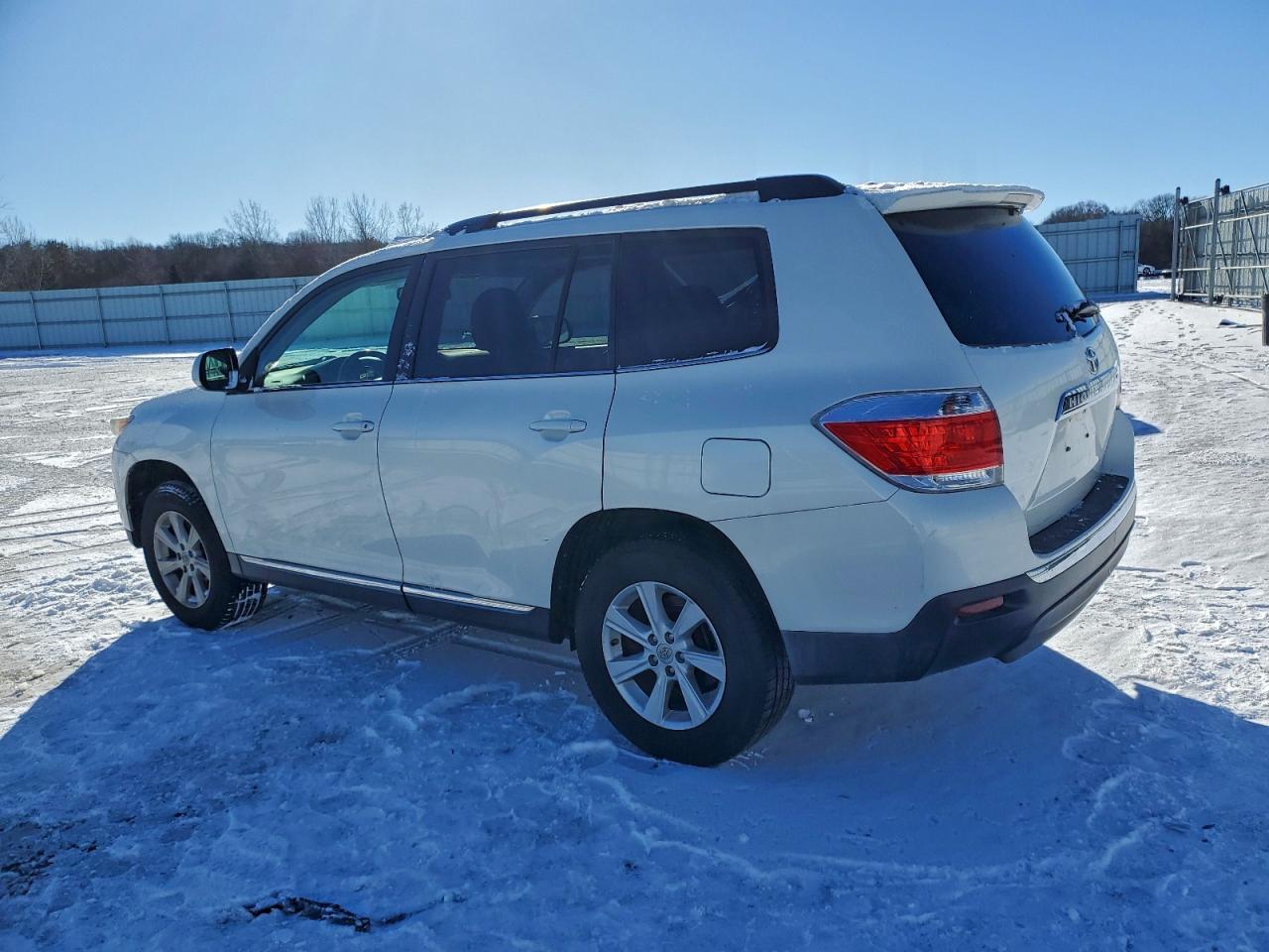 2011 TOYOTA HIGHLANDER BASE photo 2