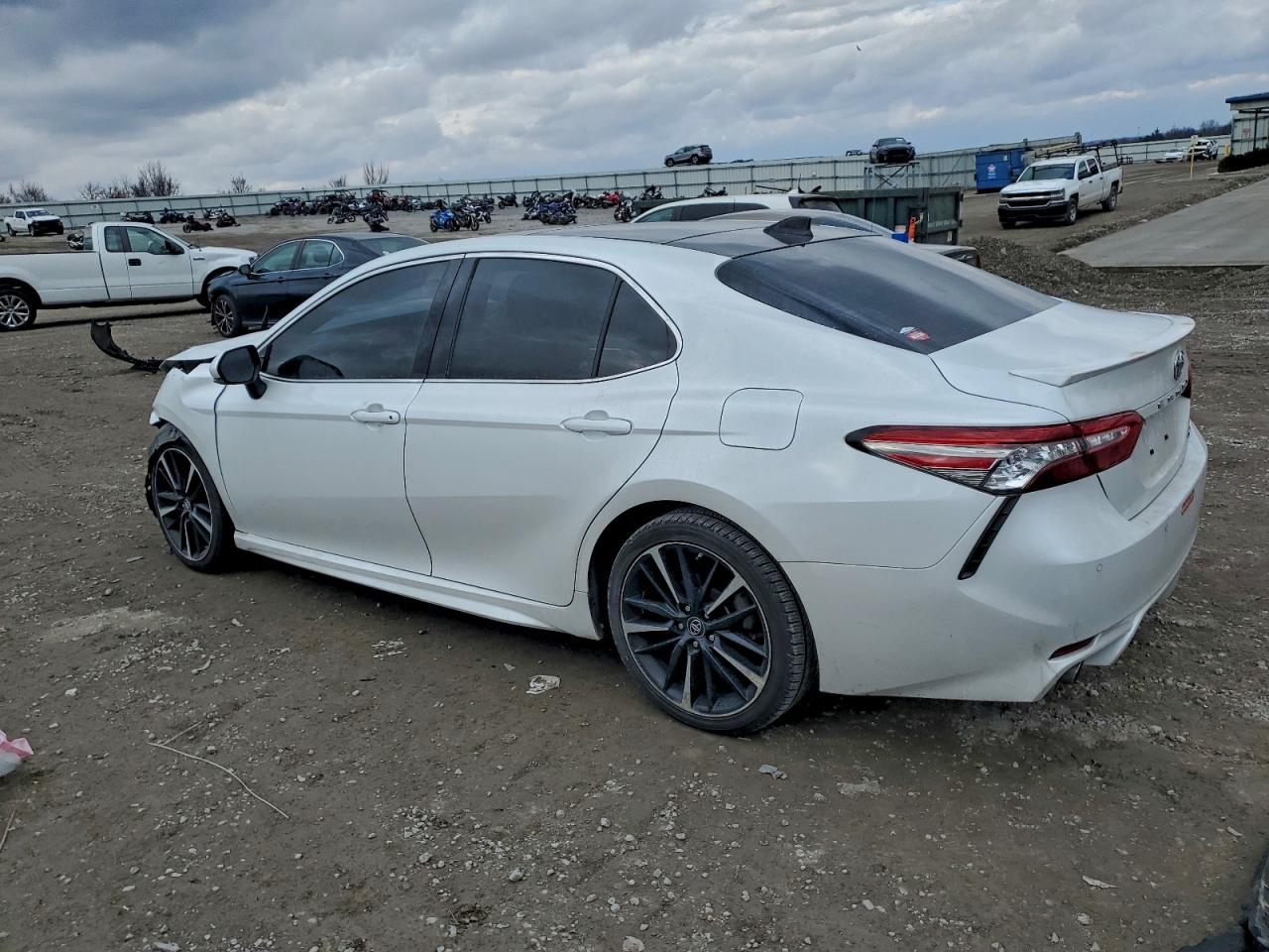 2019 TOYOTA CAMRY XSE photo 2