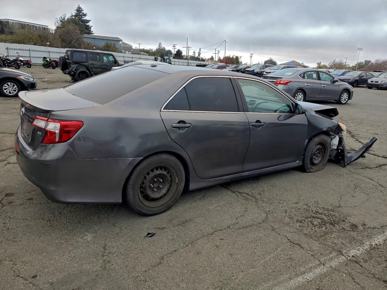 2014 TOYOTA CAMRY L photo 3
