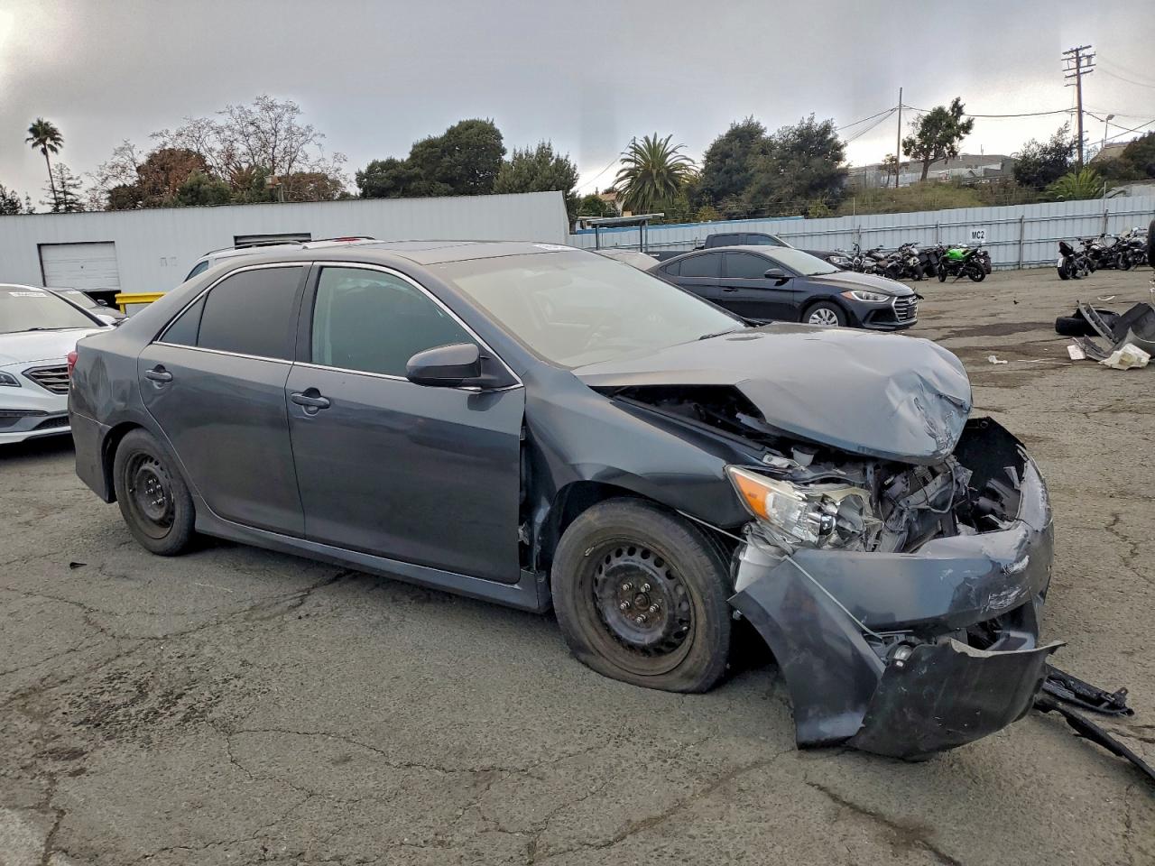 2014 TOYOTA CAMRY L photo 4