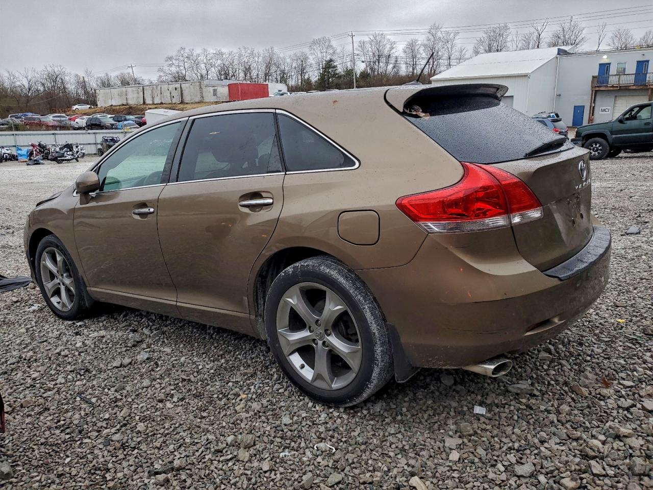 2010 TOYOTA VENZA photo 3