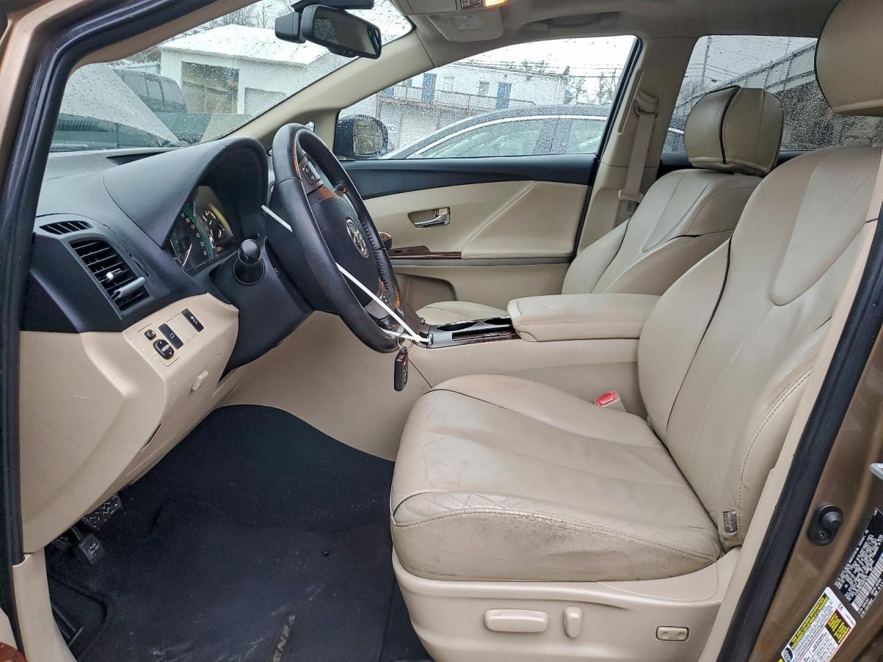 2010 TOYOTA VENZA photo 13