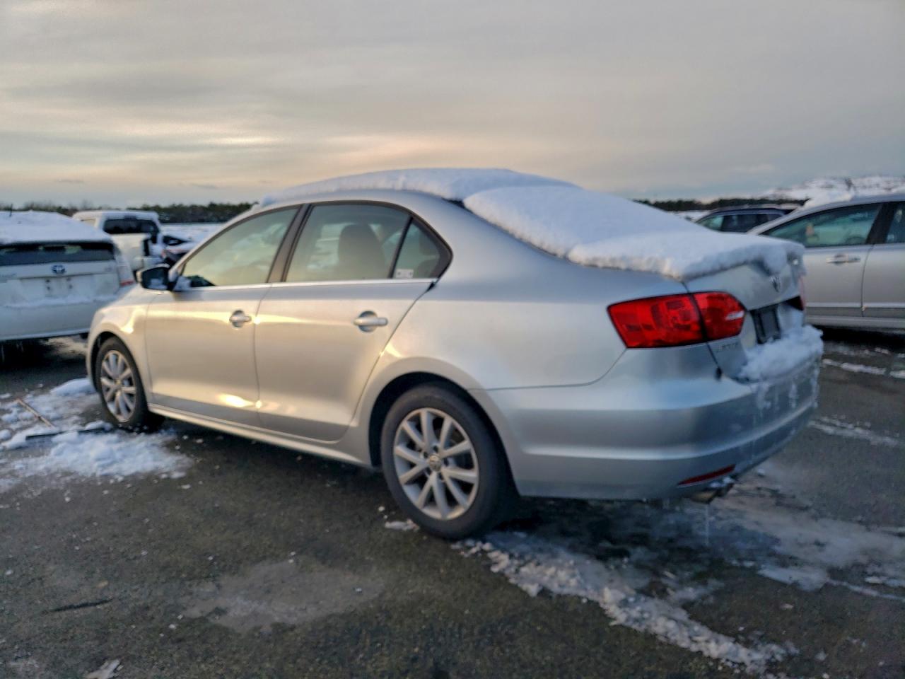 2013 VOLKSWAGEN JETTA SE photo 2