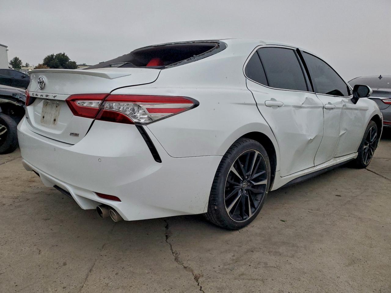 2018 TOYOTA CAMRY XSE photo 3