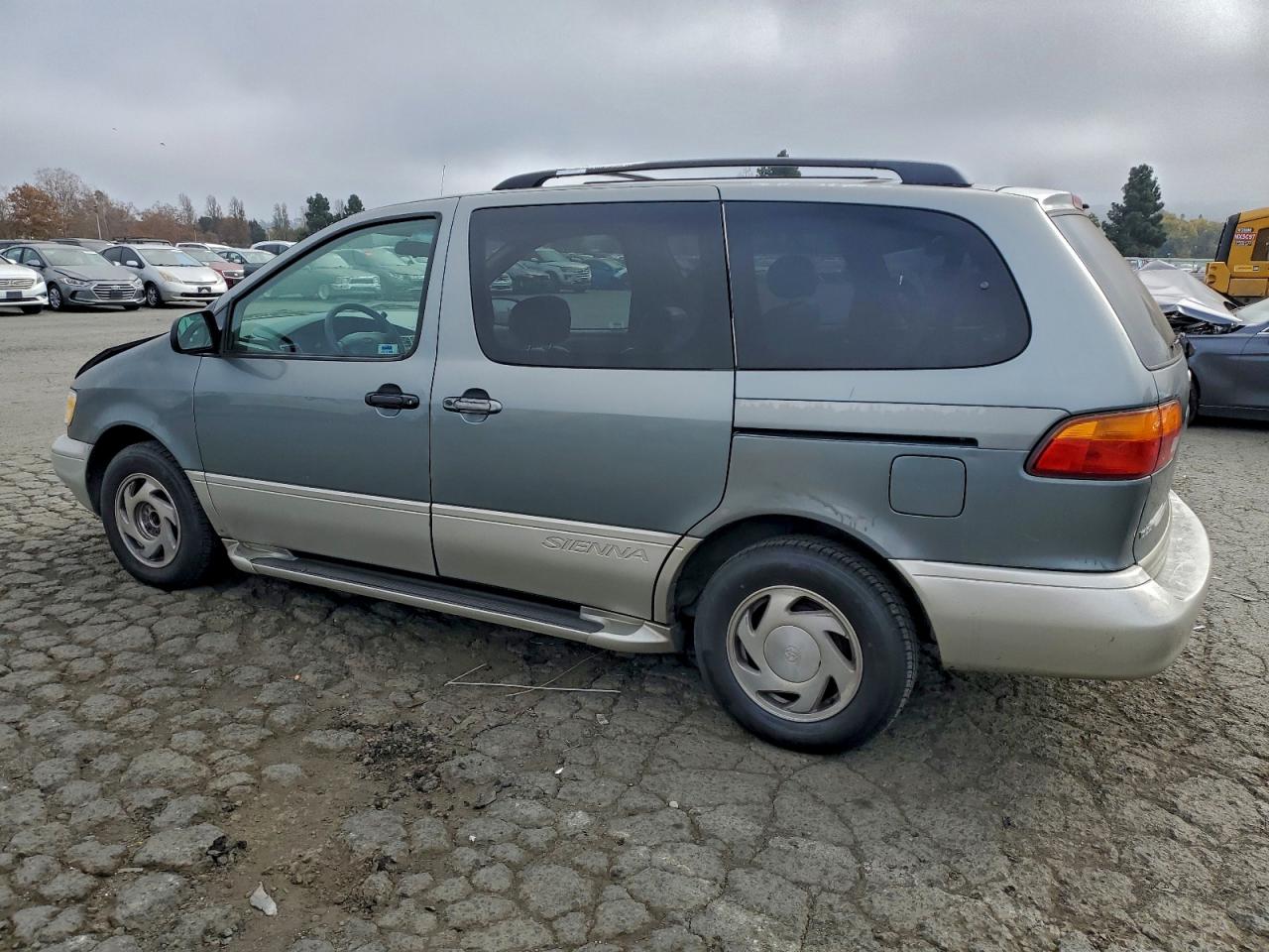 2000 TOYOTA SIENNA LE photo 3