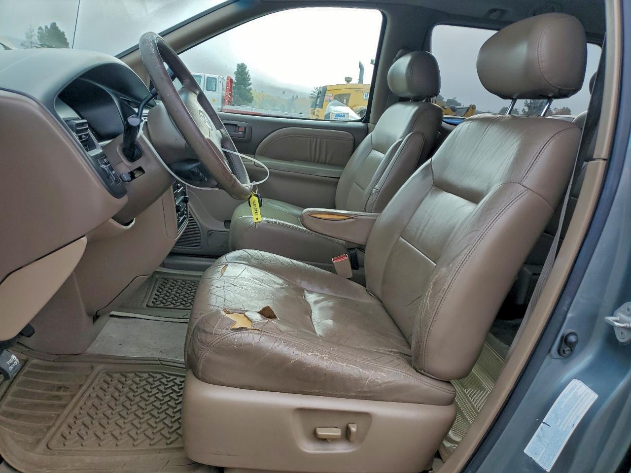 2000 TOYOTA SIENNA LE photo 13