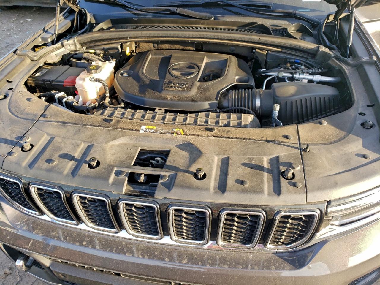 2023 JEEP GRAND CHEROKEE OVERLAND photo 12