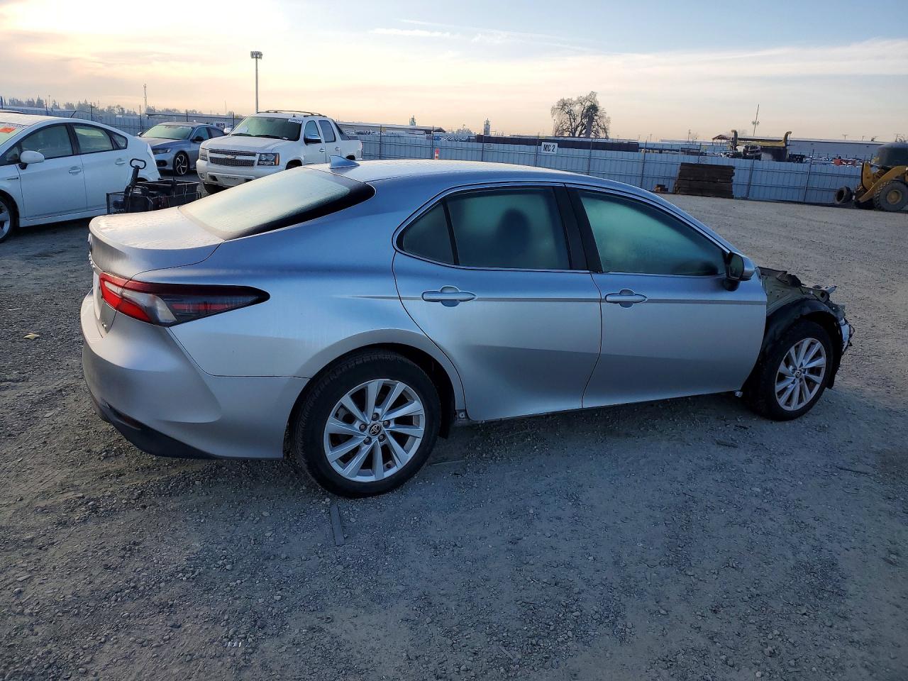 2022 TOYOTA CAMRY LE photo 3